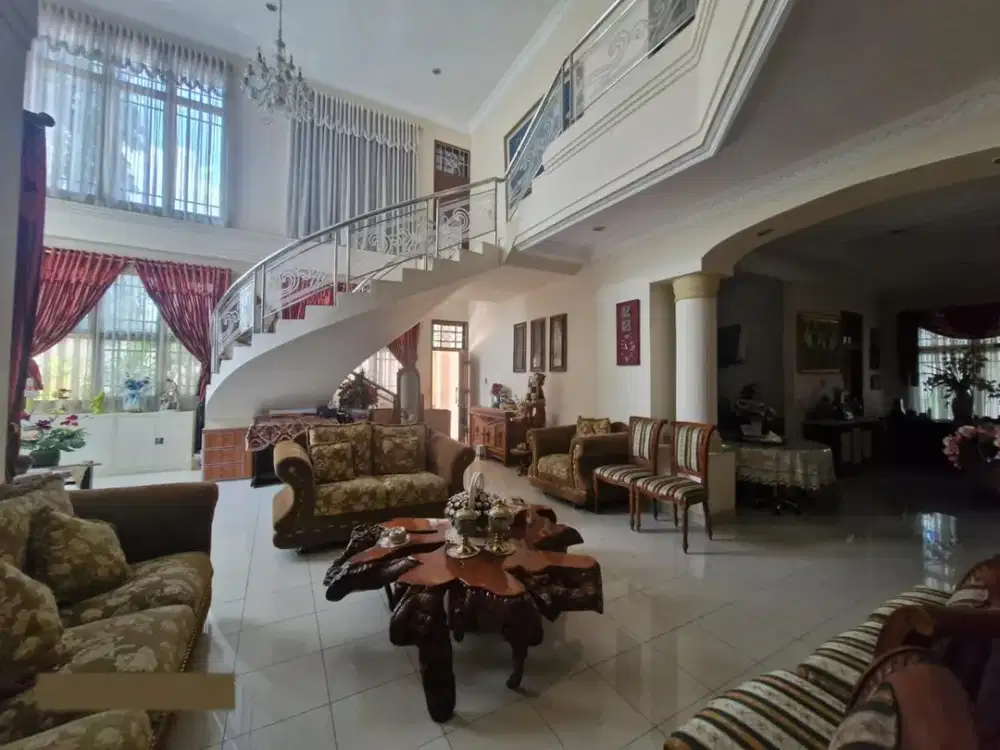 Rumah Mewah di Panakkukang Makassar – SHM, LT 1.000 M², 9 KT, Carport 6 Mobil!