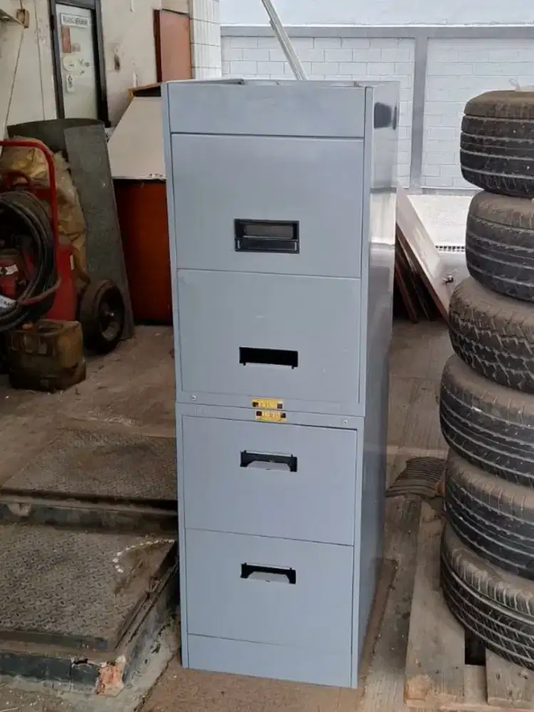 Filling kabinet 2 pintu sebanyak 2 buah