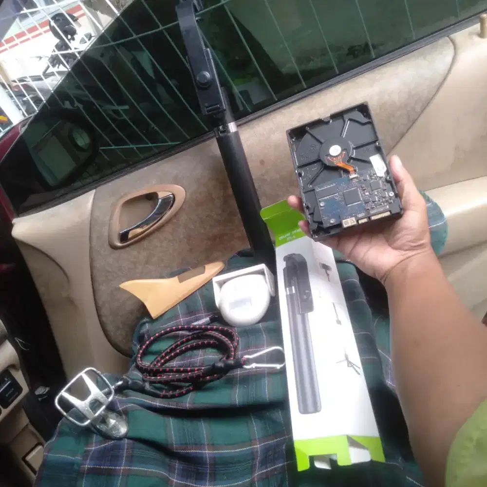 Di jual semua peralatan elektronik di foto itu pilih aja yg minat
