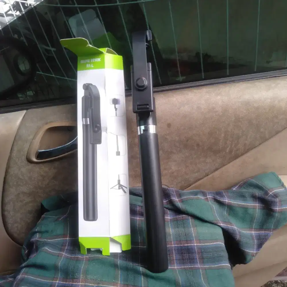 Di jual semua macam tongsis ,tripot ada remot blutot nya loh