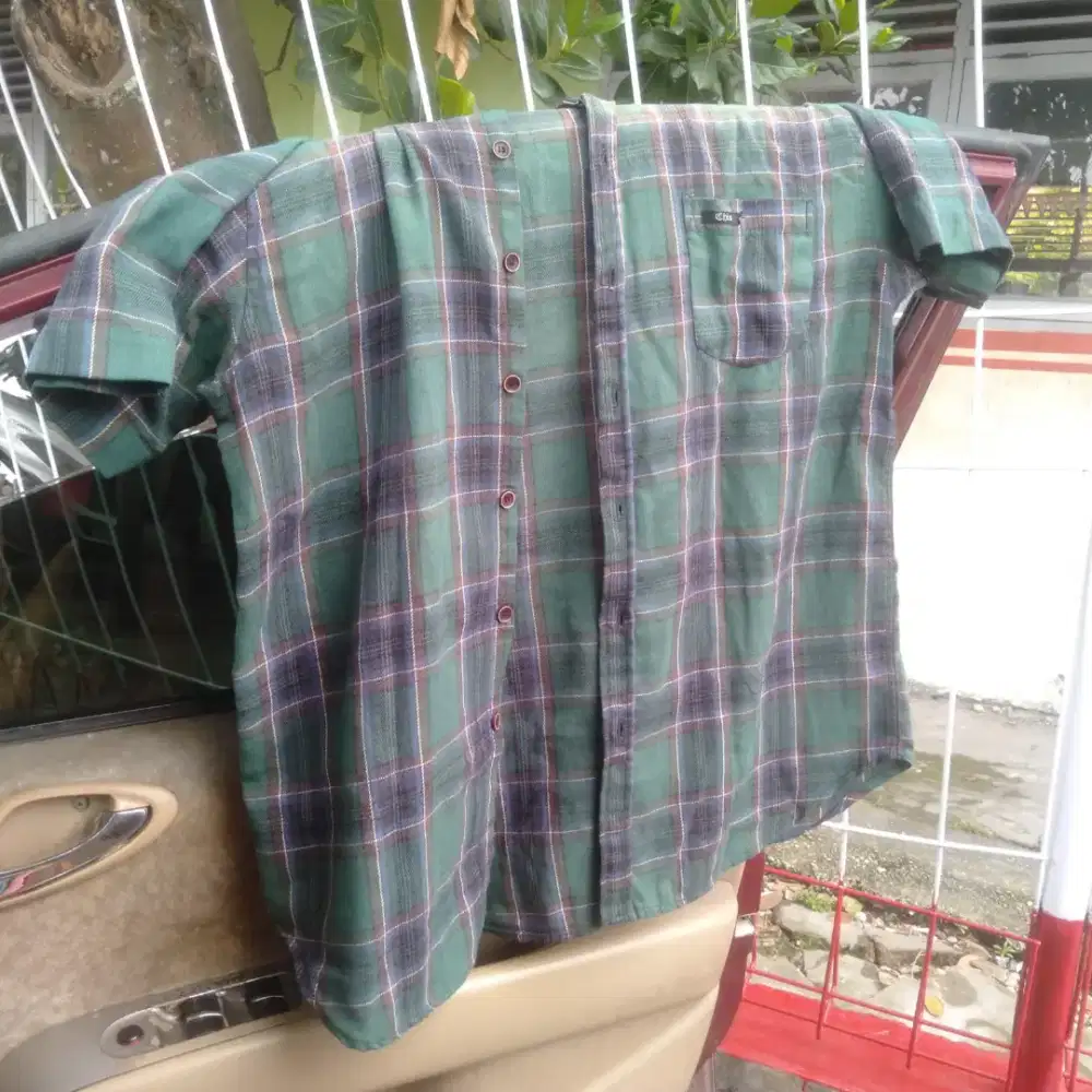 Di jual semua macam baju kemeja ,baju kaos ,celana ada 50 buah