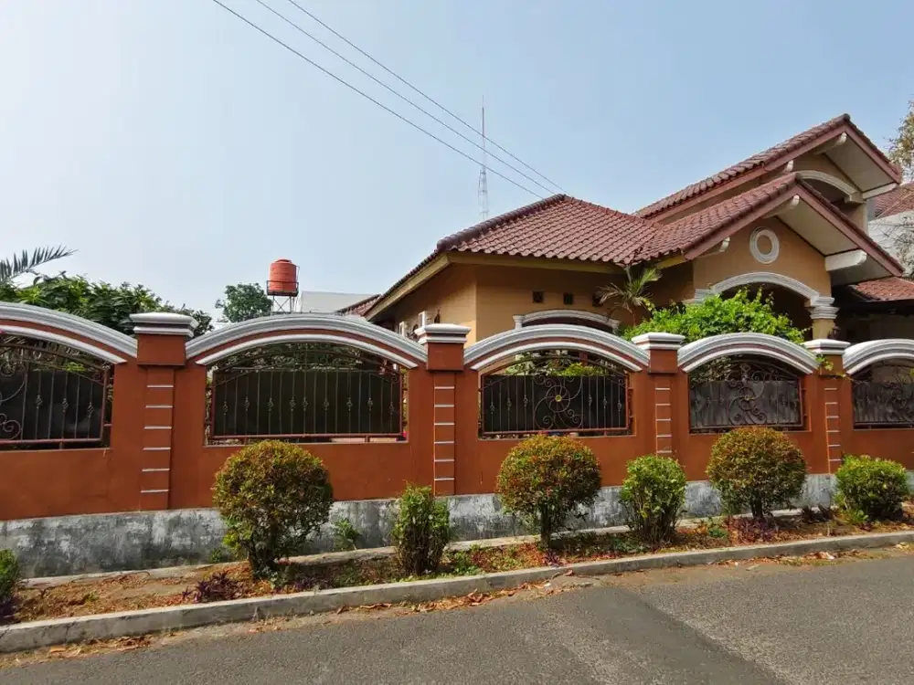 Rumah Hoek Asri dan Nyaman di Joglo Kembangan