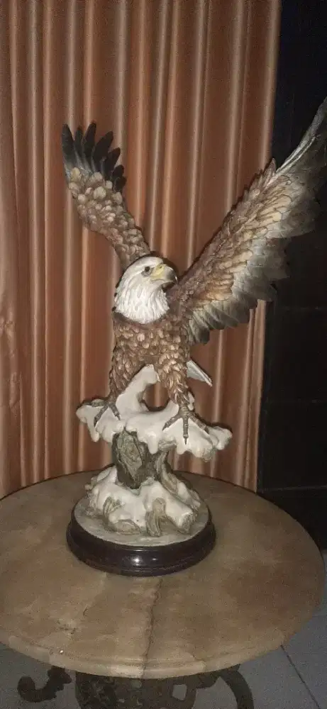 Patung burung elang