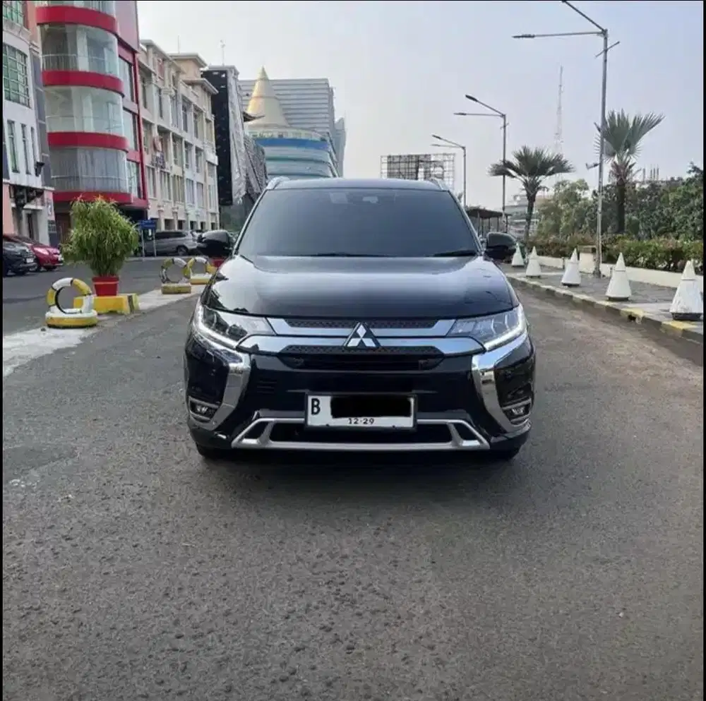 Mitsubishi Outlander PHEV Ultimate 4x4 2019 HV Like New 2020  Hitam