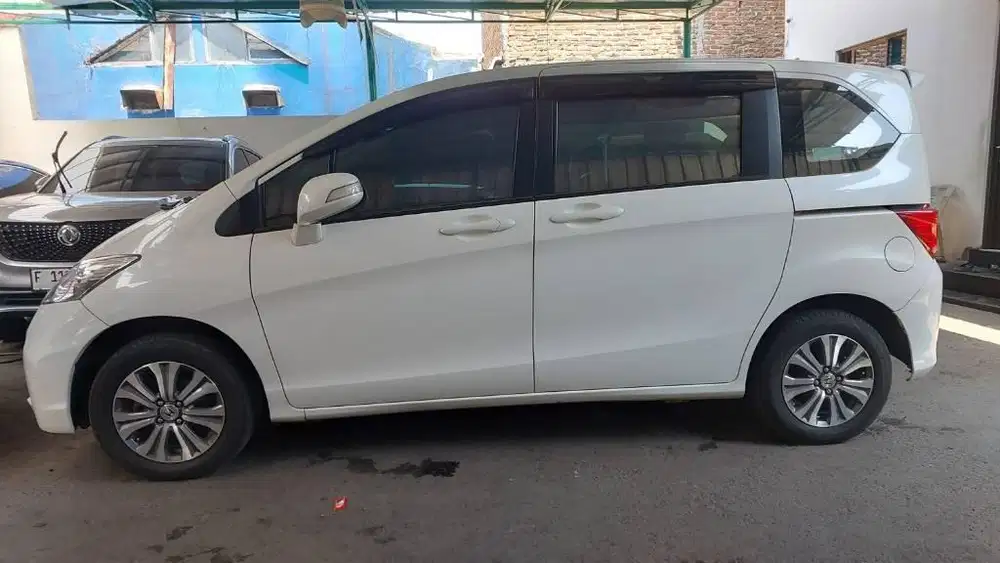 DP 13 JT Honda Freed 1.5 E AT PSD 2013 Putih KM 90 ribuan