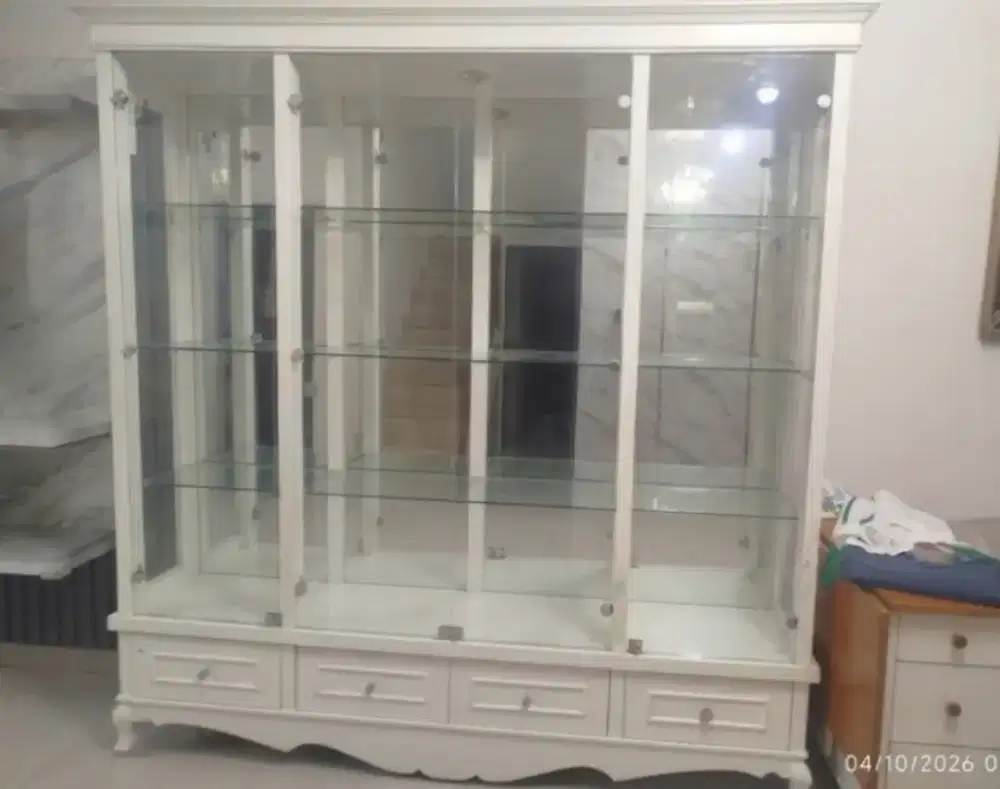 Lemari Hias Pajangan Kaca 4 Pintu Klasik Mewah Warna Putih Cat Duco