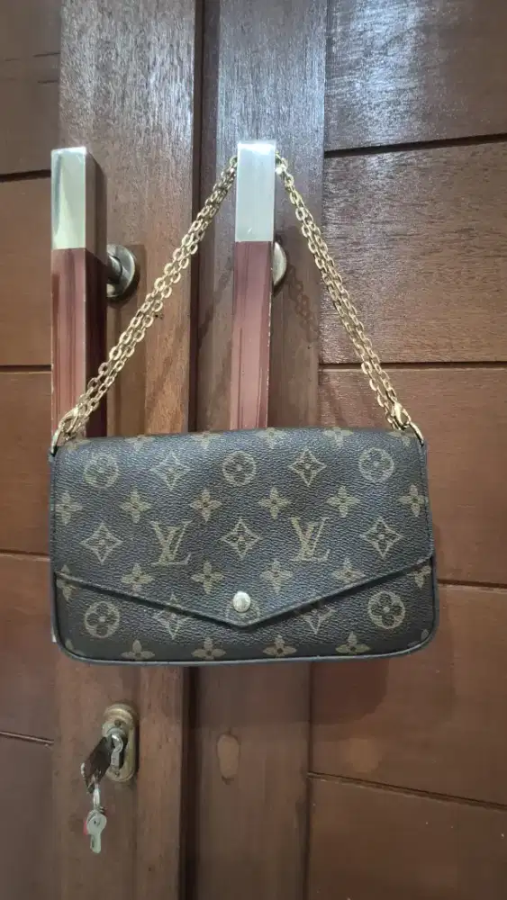 Tas Sling Louis Vuitton