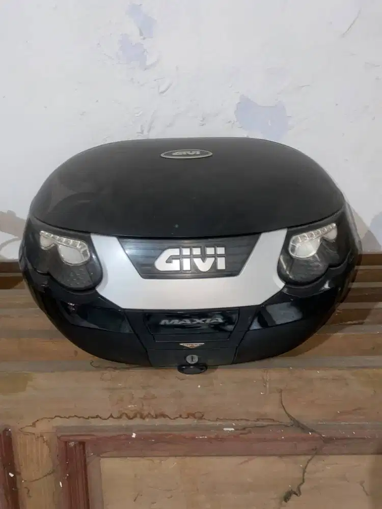 Box Langka Givi Maxia 3 E55 with base plate