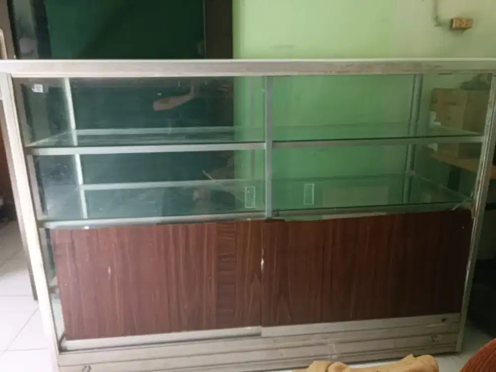 Di jual 2 etalase besar dan sedang
