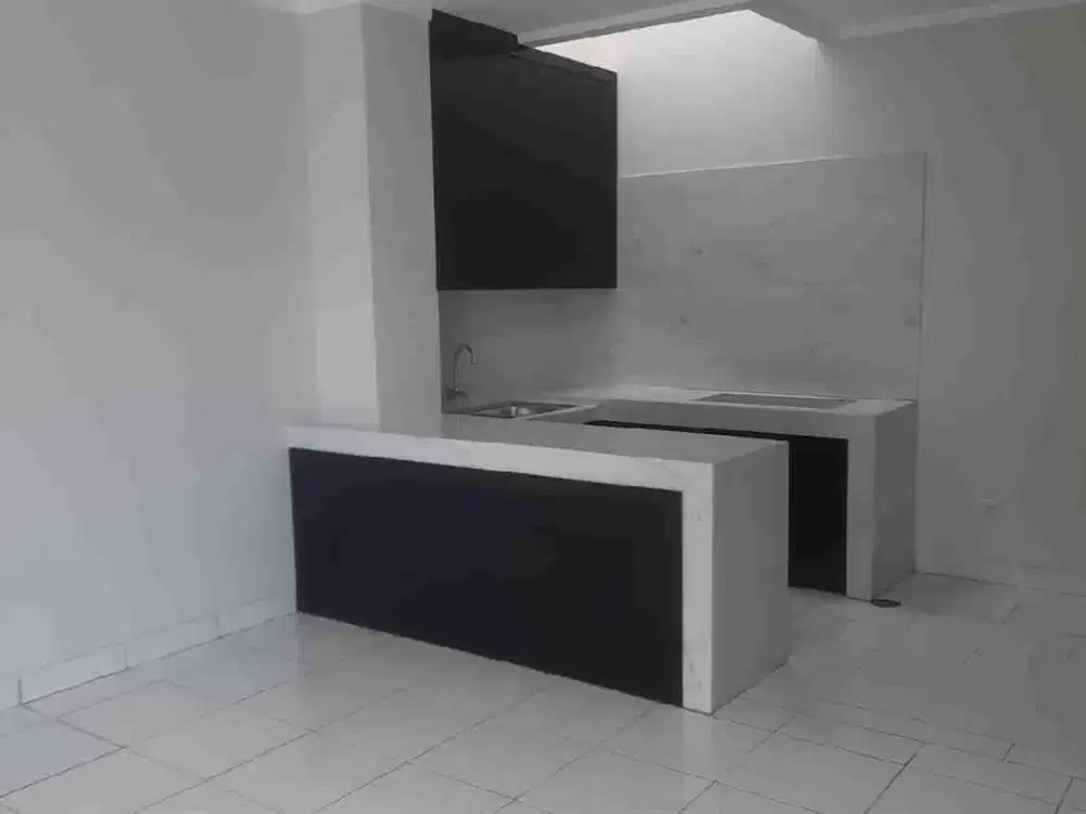 Rumah Dayana siap huni ada kitchen set di dapur dan dakan atas buat jemuran udah didak