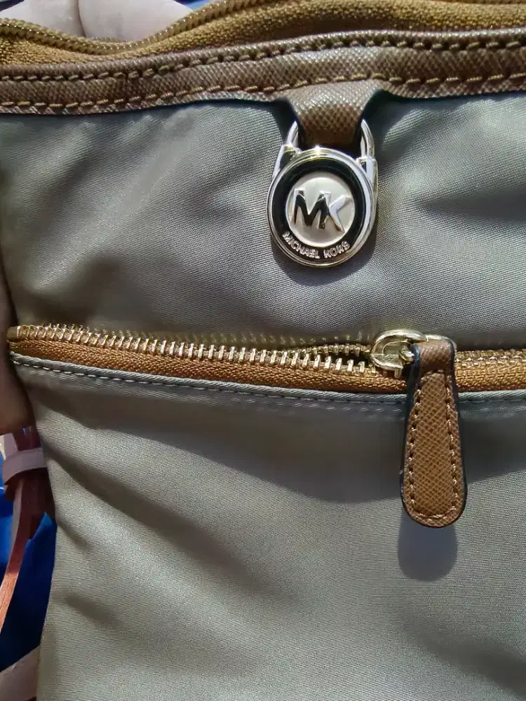Tas Slingbag MK Michael Kors Nylon Crossbody bag sz  18 x 21cm
