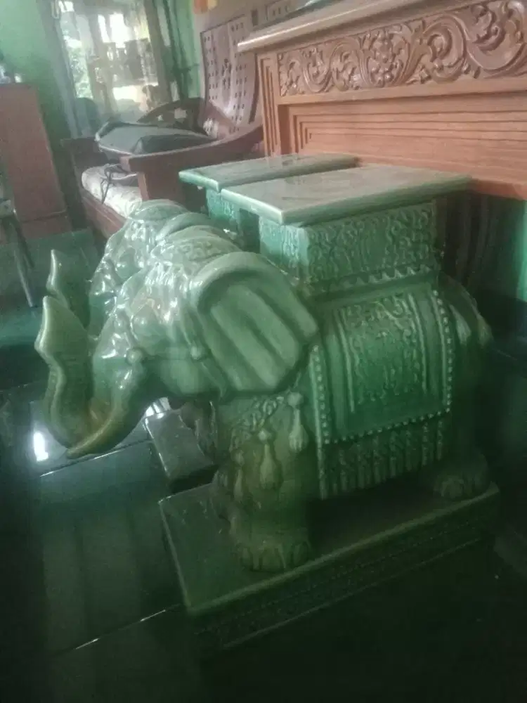 Sepasang gajah dari keramik
