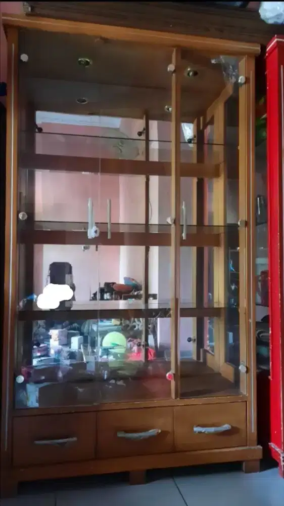 Lemari Pajangan Kayu Kaca 3 Laci 3 Pintu