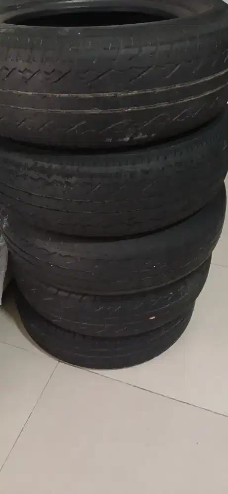 Ban mobil bekas r15