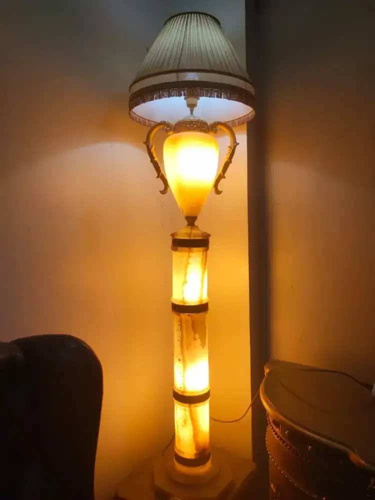 Lampu antik batu pualam