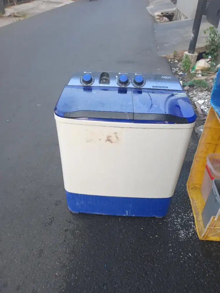 Di jual mesin cuci 2 tabung merek akua