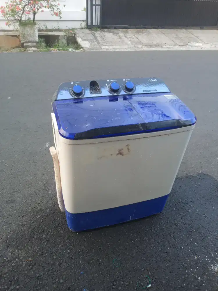 Di jual mesin cuci 2 tabung merek akua