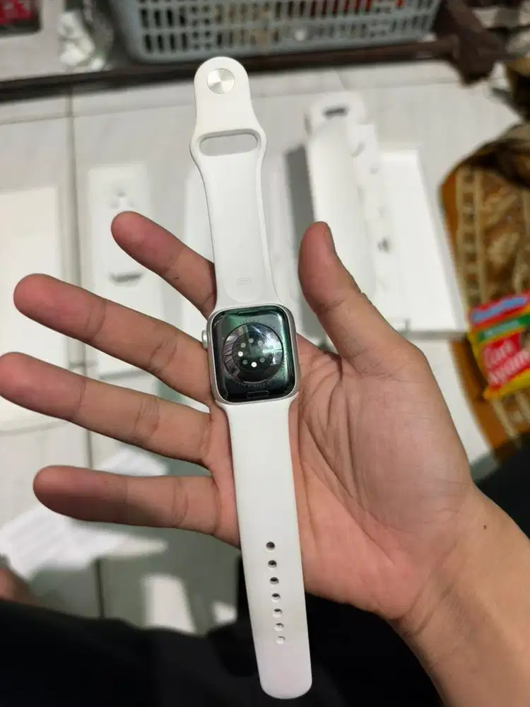 APPLE WATCH SERIES 8 SILVER ALUMUNIUM WITH SPORTS BAND