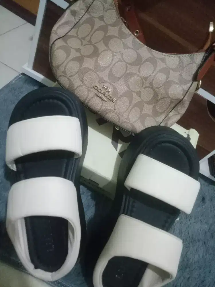 Sepakett  sendal  LURAD kekinian UK 38 + tas coach 200.000