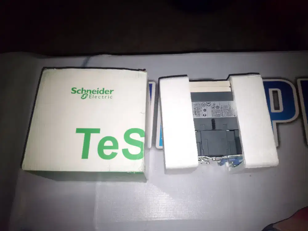 Kontraktor magnetik Schneider Electric LC1D80M7