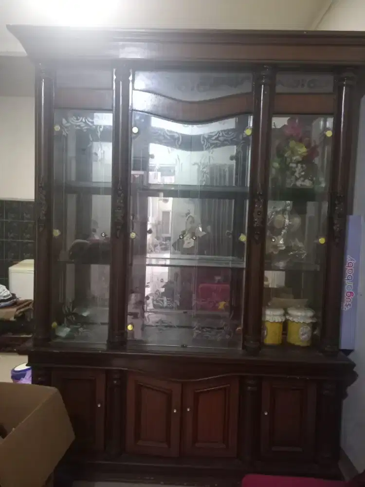 Lemari pajangan atau buffet