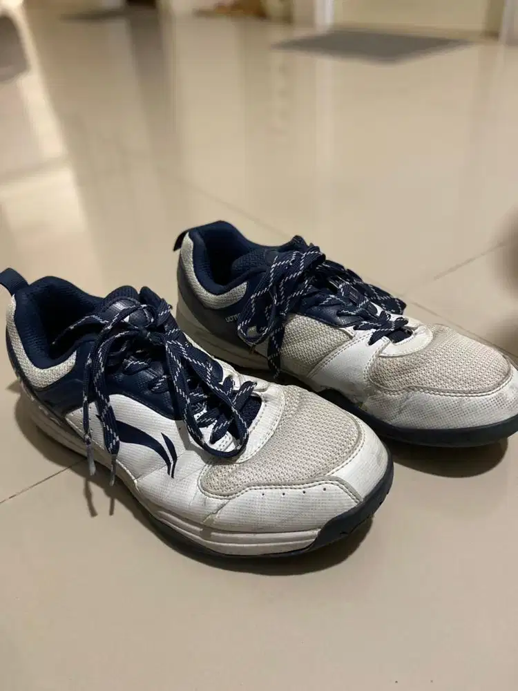 Sepatu badminton lining