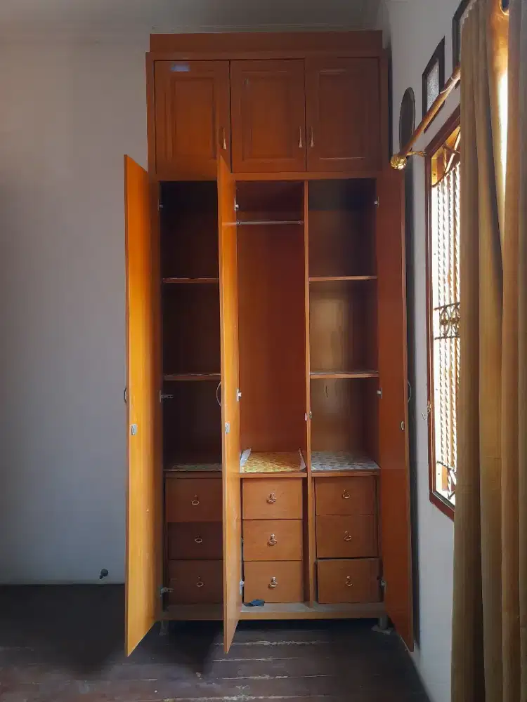 Lemari Pakaian Jati