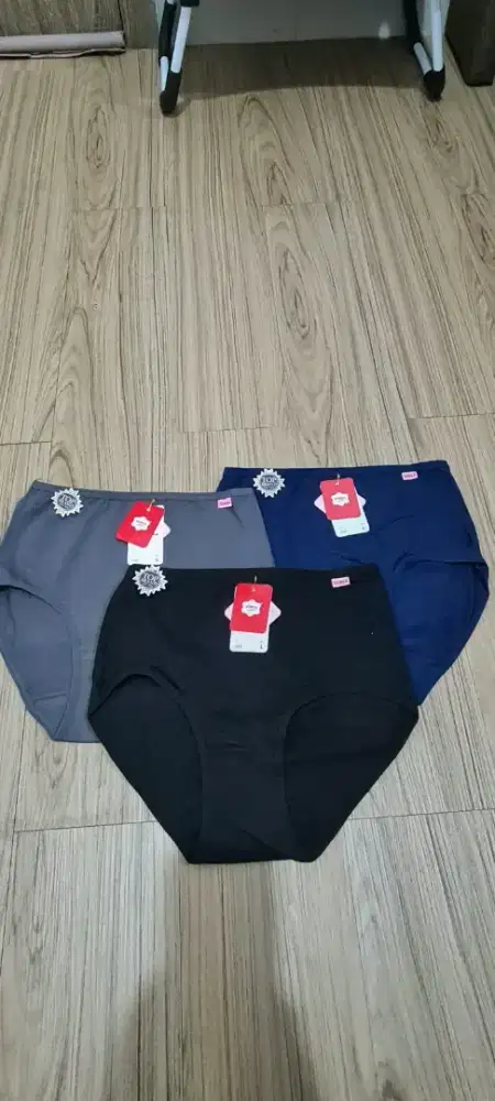 CD size L model tinggi diatas pinggul buat nutupin lemak