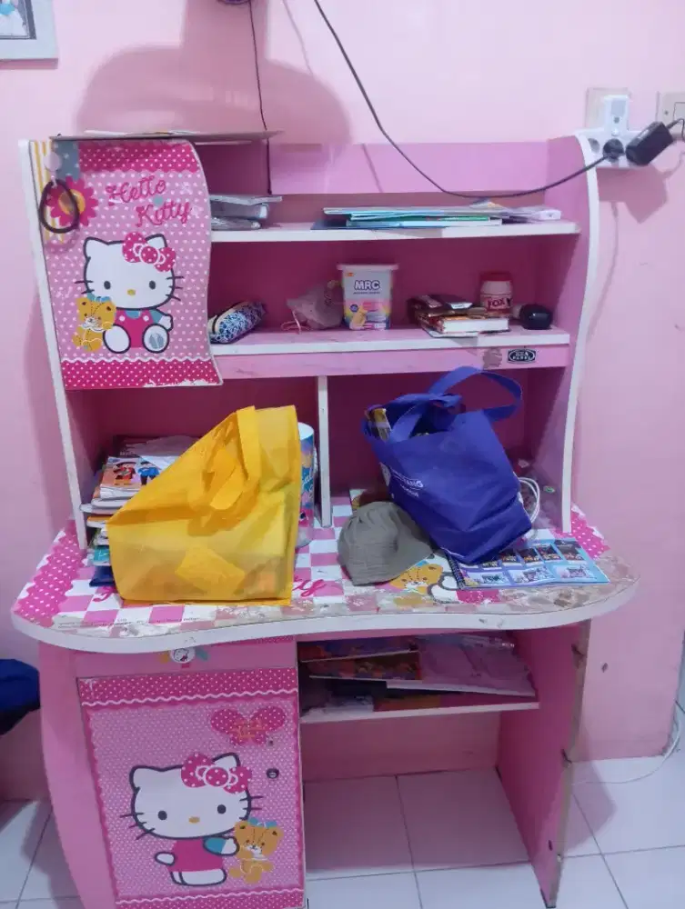 Lemari hello kitty danMwja tulis hello kitty