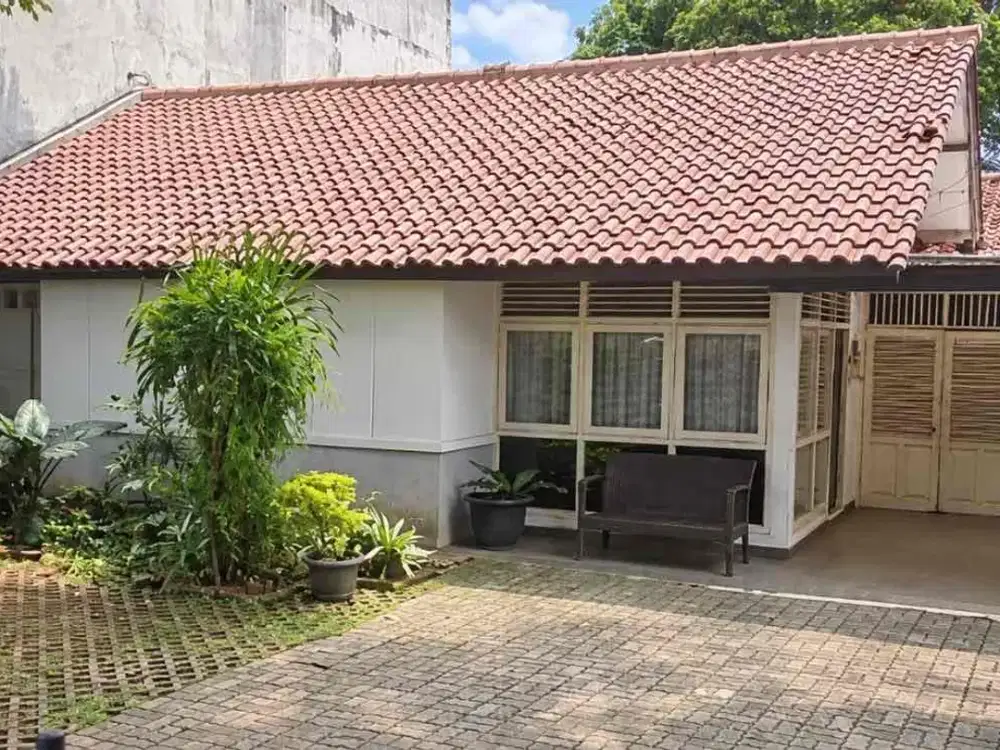 RUMAH LUAS STRATEGIS DI PINGGIR JALAN RAYA KEBAYORAN LAMA