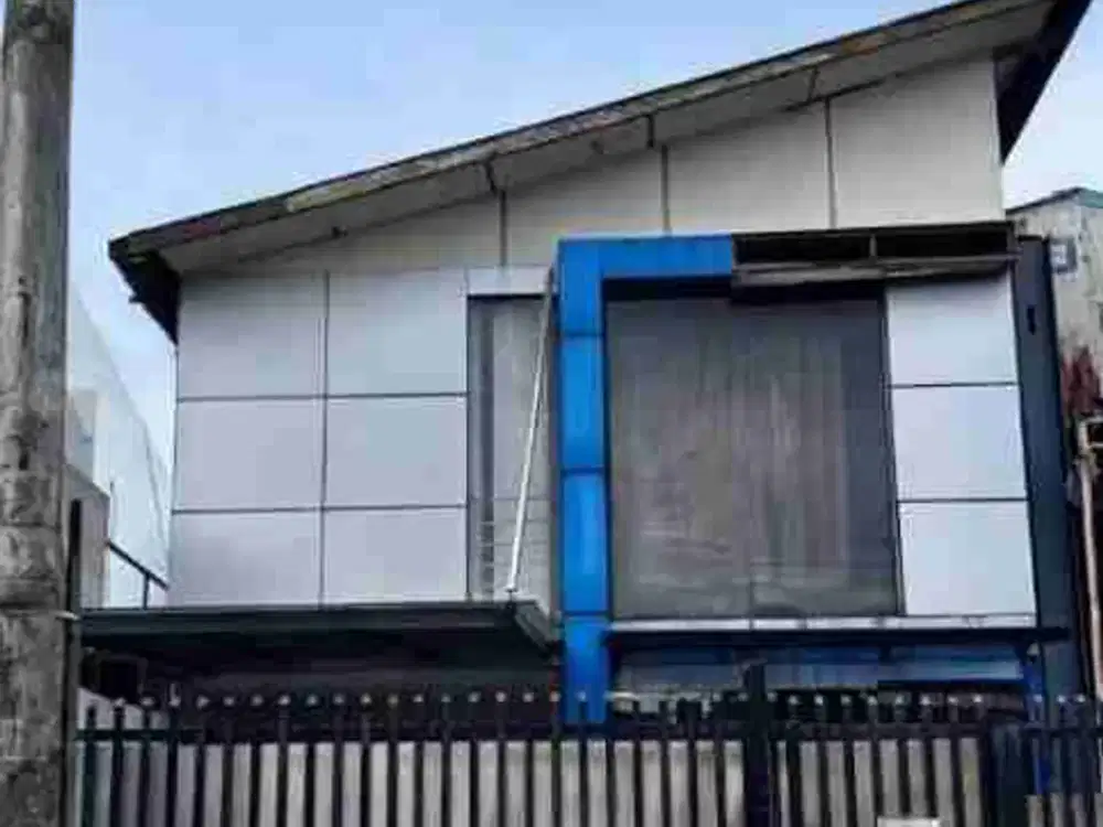 Kantor Dekat Pintu Tol Dan Stasiun