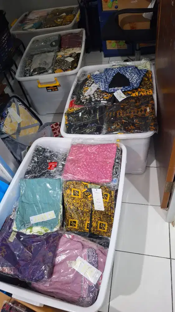 Atasan batik laki-laki dan baju batik wanita