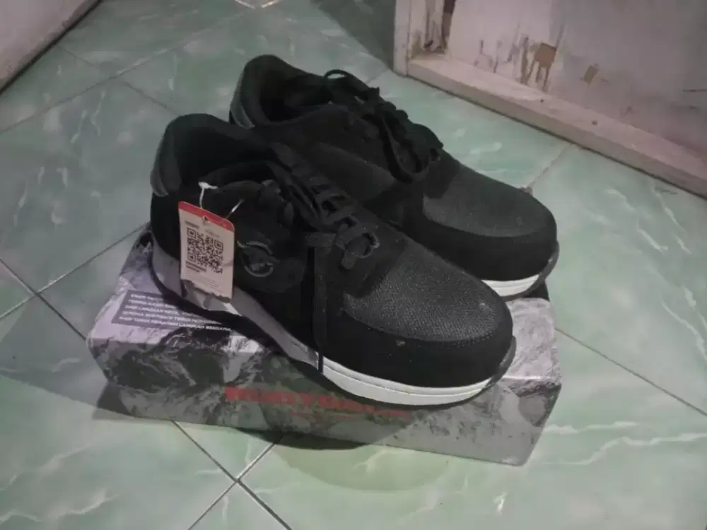 Sepatu sneakers safety