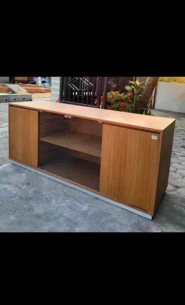 Meja menambah bagusnya interior rumah anda.
