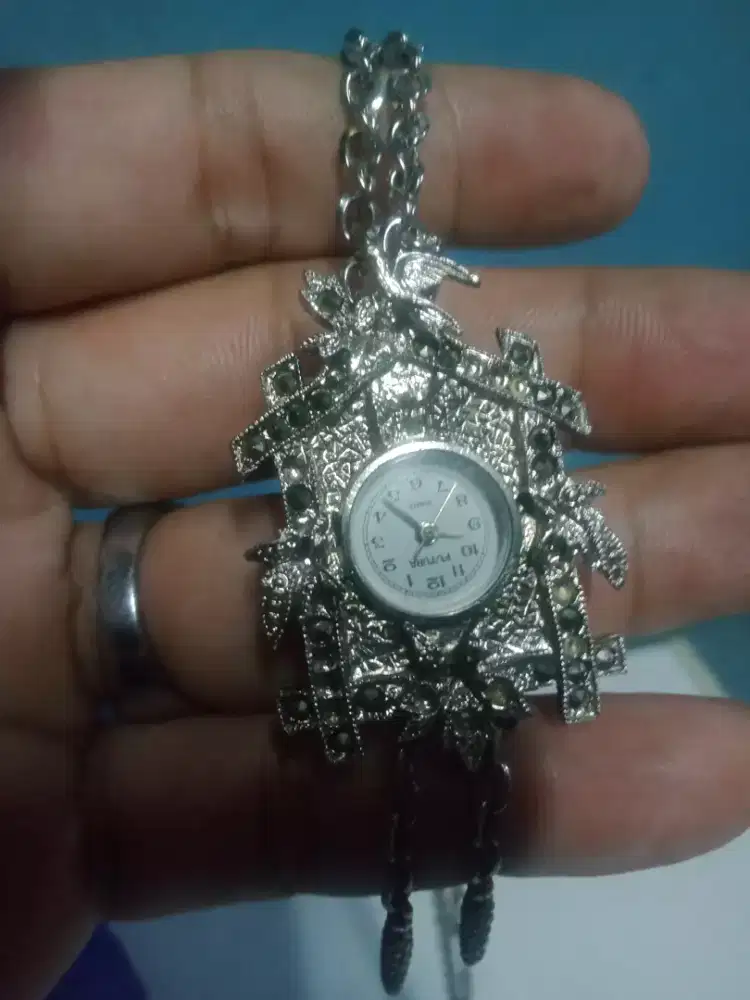 Liontin jam vintage