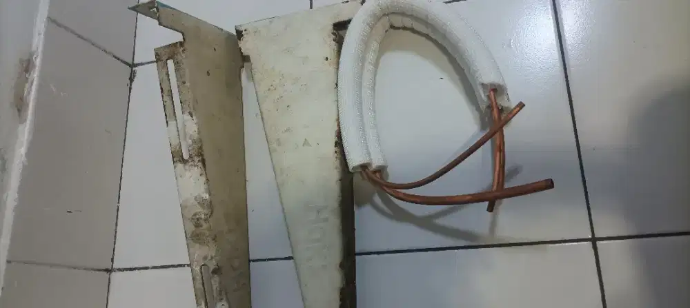 Braket AC bekas dan sisa pipa masih baru