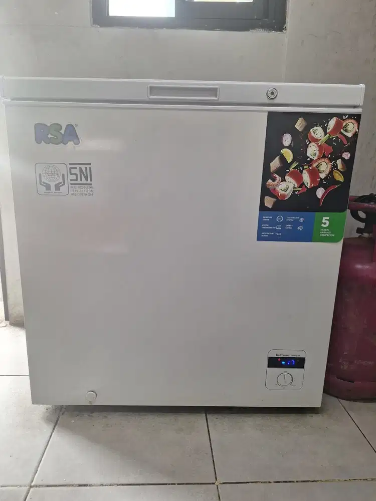 FREEZER LIKE NEW  PEMAKAIAN KURANG DARI 1 TAHUN!