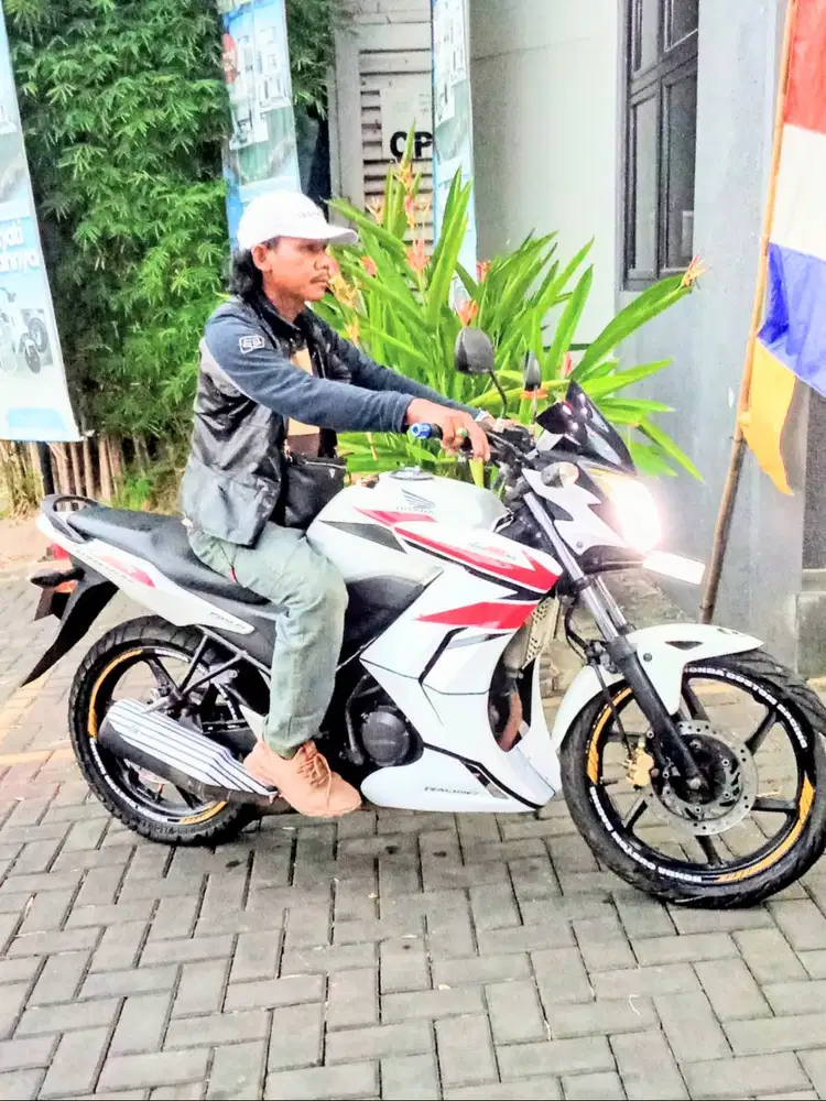 Jual cepat motor Honda CB150R 7jt nego.mesin Alus ganti Olie rutin