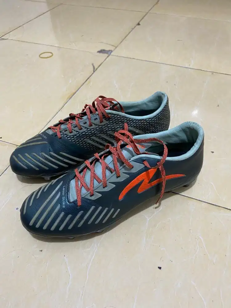 Sepatu bola specs