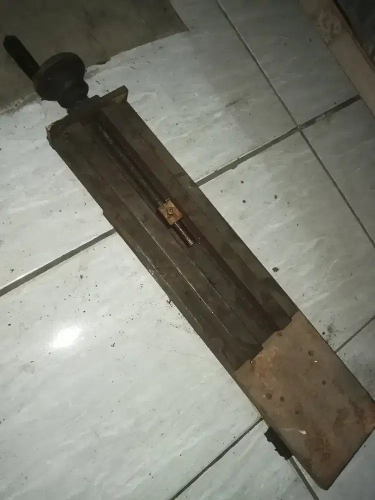 Eretan bubut samping kiri-kanan