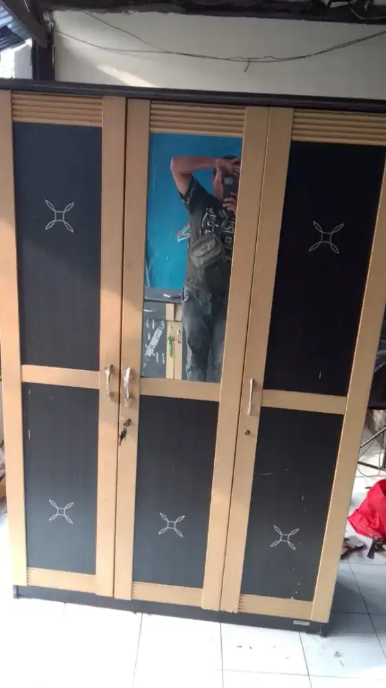 Lemari pakaian 3 pintu