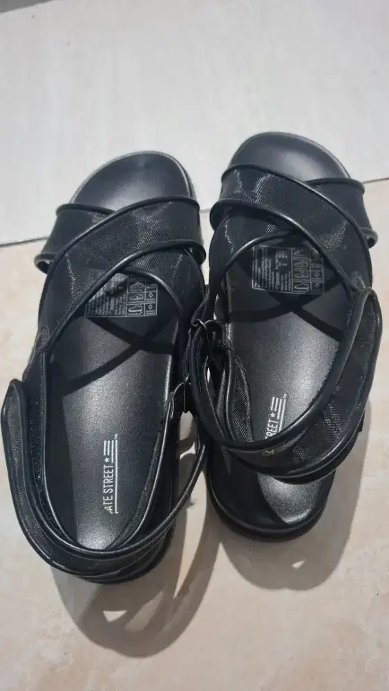Sepatu sandal state street