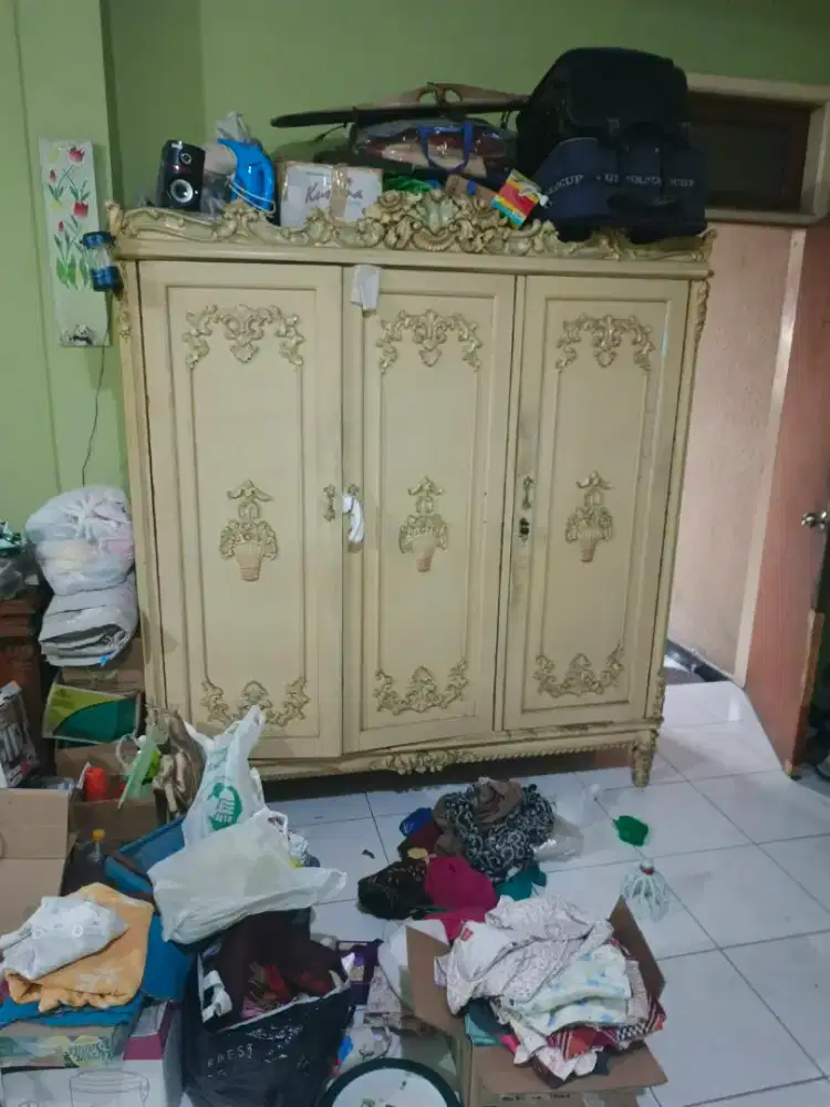 Satu Set Lemari Dipan Meja Rias