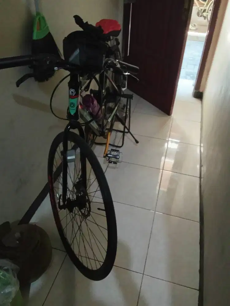 Sepeda hibrid mulus dan terawat