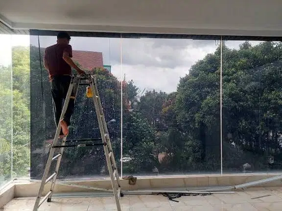 Jasa Pasang Sticker Kaca Film Gedung