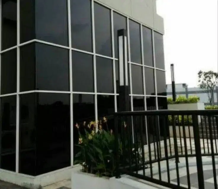 Jasa Pasang Sticker Kaca Film Gedung