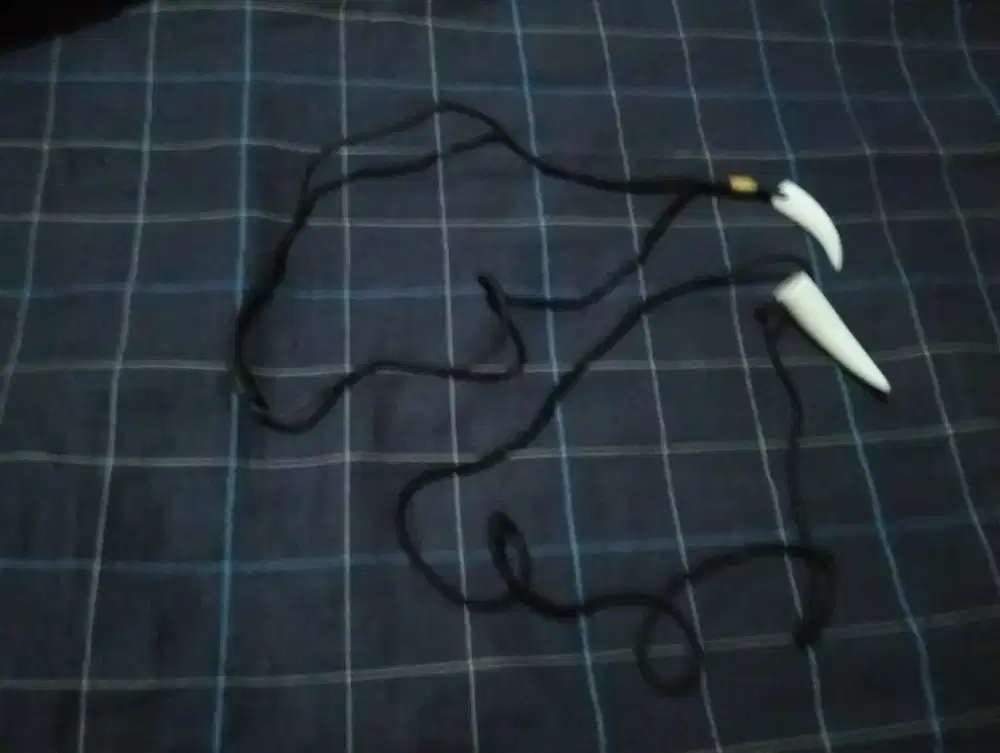 Sepasang kalung Taring