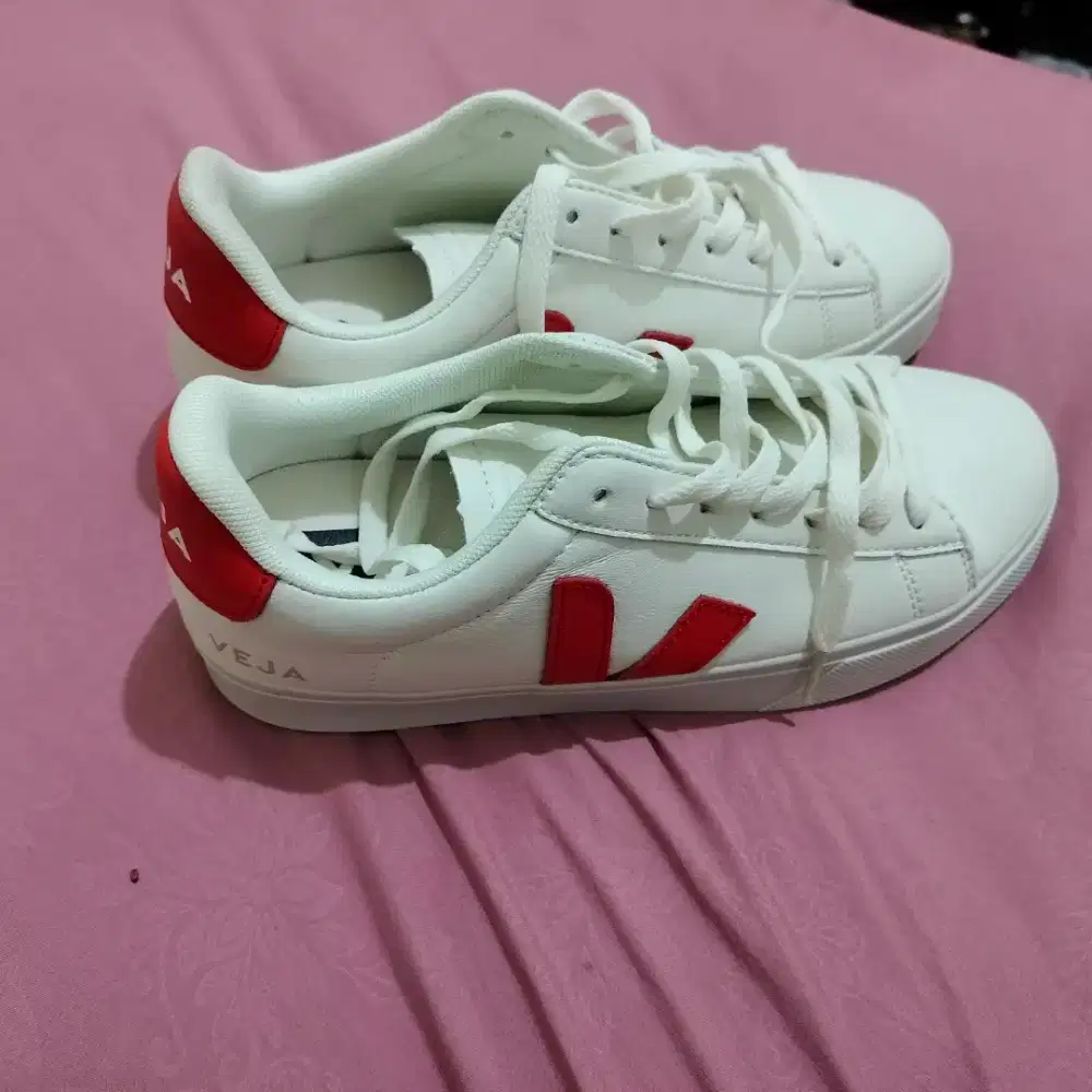 Sepatu bekas berkualitas (sepatu veja)