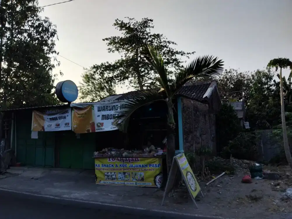 Tanah tepi jalan besar dekat kampus UNS