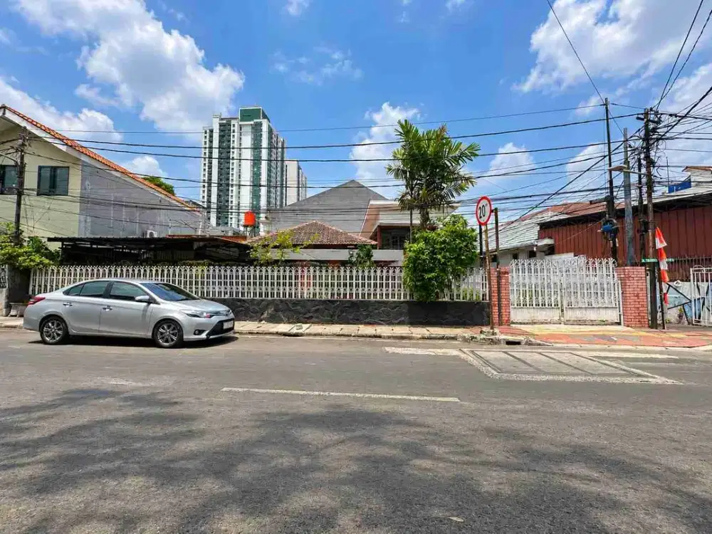 DISEWAKAN RUMAH LUAS PINGGIR JALAN RAYA DI SALEMBA, SENEN, JAKARTA PUSAT